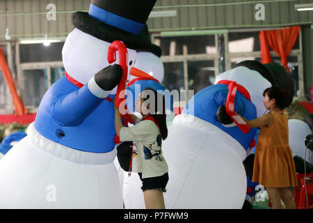 Huaibei, Huaibei, China. 6. Juli, 2018. Huaibei, CHINA - Arbeitnehmer aufblasbare Spielzeuge produzieren eine Fabrik in Huaibei, der ostchinesischen Provinz Anhui. Credit: SIPA Asien/ZUMA Draht/Alamy leben Nachrichten Stockfoto