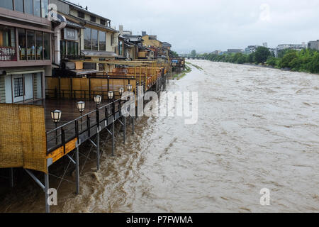 Kyoto, Japan. 6. Juli, 2018. Von Kyoto Main, die kamogawa, die Ufer, senden Wasser über Gehwege in der Regel mit Touristen und Bewohner beschäftigt. Stockfoto