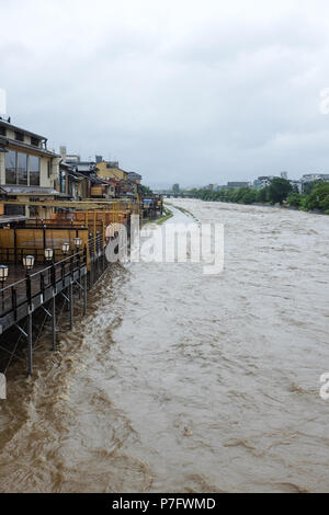 Kyoto, Japan. 6. Juli, 2018. Von Kyoto Main, die kamogawa, die Ufer, senden Wasser über Gehwege in der Regel mit Touristen und Bewohner beschäftigt. Stockfoto