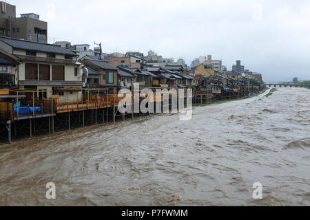 Kyoto, Japan. 6. Juli, 2018. Von Kyoto Main, die kamogawa, die Ufer, senden Wasser über Gehwege in der Regel mit Touristen und Bewohner beschäftigt. Stockfoto