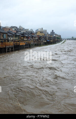 Kyoto, Japan. 6. Juli, 2018. Von Kyoto Main, die kamogawa, die Ufer, senden Wasser über Gehwege in der Regel mit Touristen und Bewohner beschäftigt. Stockfoto