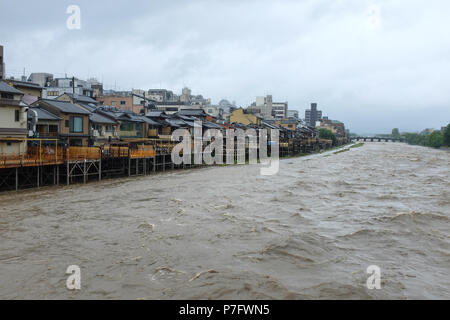 Kyoto, Japan. 6. Juli, 2018. Von Kyoto Main, die kamogawa, die Ufer, senden Wasser über Gehwege in der Regel mit Touristen und Bewohner beschäftigt. Stockfoto