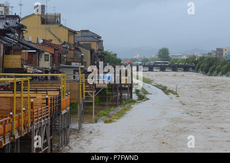 Kyoto, Japan. 6. Juli, 2018. Von Kyoto Main, die kamogawa, die Ufer, senden Wasser über Gehwege in der Regel mit Touristen und Bewohner beschäftigt. Stockfoto