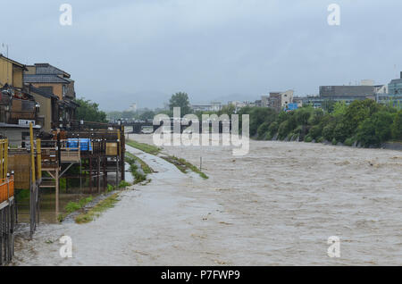 Kyoto, Japan. 6. Juli, 2018. Von Kyoto Main, die kamogawa, die Ufer, senden Wasser über Gehwege in der Regel mit Touristen und Bewohner beschäftigt. Stockfoto