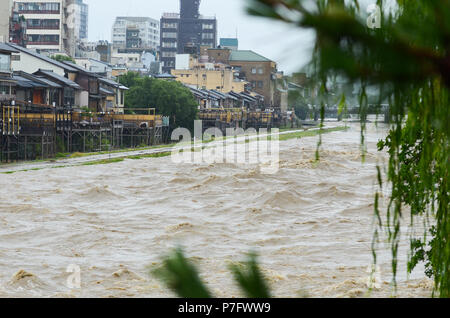 Kyoto, Japan. 6. Juli, 2018. Von Kyoto Main, die kamogawa, die Ufer, senden Wasser über Gehwege in der Regel mit Touristen und Bewohner beschäftigt. Stockfoto