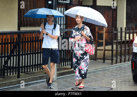 Kyoto, Japan. 6. Juli, 2018. Trotz Regen, Touristen weiterhin die alten Stadtteil Gion von Kyoto zu genießen. Credit: Trevor Mogg/Alamy leben Nachrichten Stockfoto