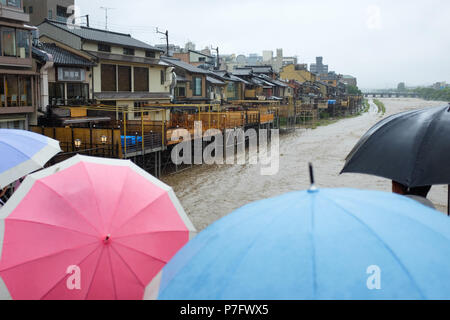 Kyoto, Japan. 6. Juli, 2018. Von Kyoto Main, die kamogawa, die Ufer, senden Wasser über Gehwege in der Regel mit Touristen und Bewohner beschäftigt. Stockfoto