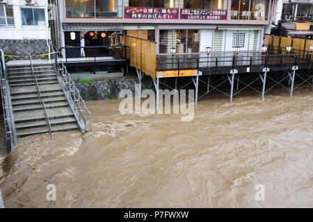 Kyoto, Japan. 6. Juli, 2018. Von Kyoto Main, die kamogawa, die Ufer, senden Wasser über Gehwege in der Regel mit Touristen und Bewohner beschäftigt. Stockfoto