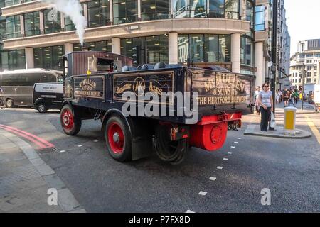London, Großbritannien. 6. Juli 2018 - London - England - McMullen & Sohn Brauerei liveried 1932 Sentinel SC4 Kohle Lkw fährt durch die Stadt London feuerte - Credit: Brian Duffy/Alamy leben Nachrichten Stockfoto