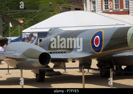 London, Großbritannien. 6. Juli 2018. Die RAF 100 Flugzeuge Tour in Horse Guards Parade ist eine öffentliche Anzeige von ikonischen Flugzeuge in Stadt Positionen um das Land. Acht RAF-Flugzeuge, alte und neue, einschließlich einer vollständigen Nachbau von Großbritanniens Stand der Technik stealth Kampfflugzeug, ein Taifun, eine Spitfire, Chinook und a2c der Klassiker unter den Ersten Weltkrieg bomber Doppeldecker sind auf dem Display, bis Sonntag, 8. Juli. Es gibt auch eine pädagogische Zone auf der Luft- und Raumfahrt Aktivitäten, dazu, das Interesse und die Beteiligung von jungen Menschen zu fördern. Credit: Keith Larby/Alamy leben Nachrichten Stockfoto