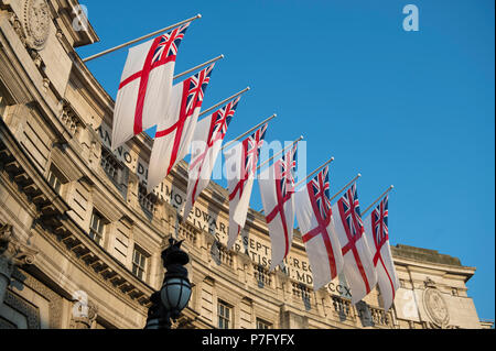 Admiralty Arch London, UK. 6. Juli, 2018. Nach einem drückend und feuchte Nacht, London aufwacht an, um mehr heiße Wetter mit wolkenlosem Himmel und kein Wind. White Ensign Flags sind vom Admiralty Arch am östlichen Ende der Mall drapiert, durch die frühe Morgensonne beleuchtet. Credit: Malcolm Park/Alamy Leben Nachrichten. Stockfoto