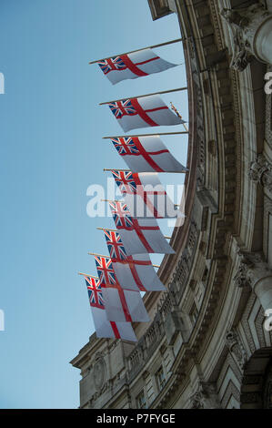 Admiralty Arch London, UK. 6. Juli, 2018. Nach einem drückend und feuchte Nacht, London aufwacht an, um mehr heiße Wetter mit wolkenlosem Himmel und kein Wind. White Ensign Flags sind vom Admiralty Arch am östlichen Ende der Mall drapiert, durch die frühe Morgensonne beleuchtet. Credit: Malcolm Park/Alamy Leben Nachrichten. Stockfoto