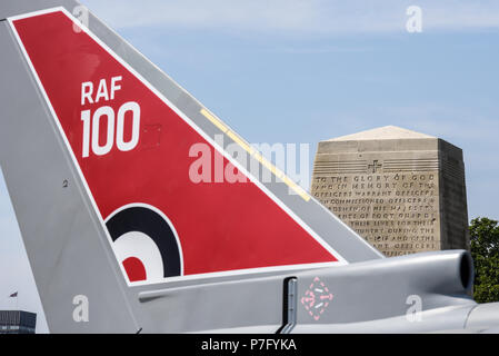 Zur Feier des 100-jährigen Bestehens der Royal Air Force reisen mehrere Flugzeuge durch Großbritannien, um sie an verschiedenen Orten zu präsentieren. Heute haben sie die Öffentlichkeit auf der Horse Guards Parade geöffnet. RAF 100-Logo auf dem Typhoon-Jet mit Guards-Denkmal Stockfoto