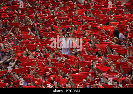 Pamplona, Spanien. 6. Juli 2018. Nachtschwärmer spielen und Feiern vor der Eröffnung des San Fermin Festival in Pamplona, Spanien, 6. Juli 2018. Credit: Mikel Cia Da Riva/Alamy leben Nachrichten Stockfoto