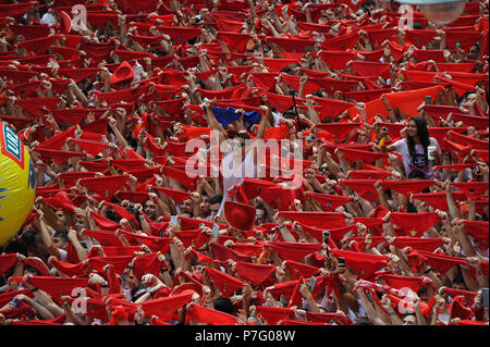 Pamplona, Spanien. 6. Juli 2018. Nachtschwärmer spielen und Feiern vor der Eröffnung des San Fermin Festival in Pamplona, Spanien, 6. Juli 2018. Credit: Mikel Cia Da Riva/Alamy leben Nachrichten Stockfoto