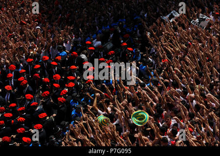 Pamplona, Spanien. 6. Juli 2018. Nachtschwärmer nehmen an der Eröffnung des San Fermin Festival in Pamplona, Spanien, 6. Juli, Kredit: Mikel Cia Da Riva/Alamy leben Nachrichten Stockfoto