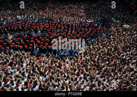 Pamplona, Spanien. 6. Juli 2018. Nachtschwärmer nehmen an der Eröffnung des San Fermin Festival in Pamplona, Spanien, 6. Juli, Kredit: Mikel Cia Da Riva/Alamy leben Nachrichten Stockfoto