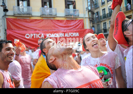 Pamplona, Spanien. 6. Juli 2018. Nachtschwärmer Wein zu trinken bei der Eröffnung des San Fermin Festival in Pamplona, Spanien, 6. Juli 2018. Credit: Mikel Cia Da Riva/Alamy leben Nachrichten Stockfoto