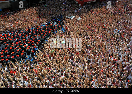 Pamplona, Spanien. 6. Juli 2018. Nachtschwärmer nehmen an der Eröffnung des San Fermin Festival in Pamplona, Spanien, 6. Juli, Kredit: Mikel Cia Da Riva/Alamy leben Nachrichten Stockfoto