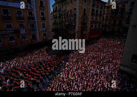 Pamplona, Spanien. 6. Juli 2018. Nachtschwärmer nehmen an der Eröffnung des San Fermin Festival in Pamplona, Spanien, 6. Juli, Kredit: Mikel Cia Da Riva/Alamy leben Nachrichten Stockfoto