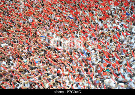 Pamplona, Spanien. 6. Juli 2018. Nachtschwärmer spielen und Feiern vor der Eröffnung des San Fermin Festival in Pamplona, Spanien, 6. Juli 2018. Credit: Mikel Cia Da Riva/Alamy leben Nachrichten Stockfoto