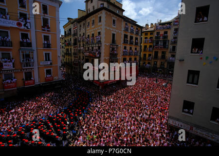 Pamplona, Spanien. 6. Juli 2018. Nachtschwärmer nehmen an der Eröffnung des San Fermin Festival in Pamplona, Spanien, 6. Juli, Kredit: Mikel Cia Da Riva/Alamy leben Nachrichten Stockfoto