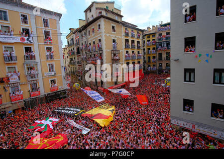 Pamplona, Spanien. 6. Juli 2018. Nachtschwärmer spielen und Feiern vor der Eröffnung des San Fermin Festival in Pamplona, Spanien, 6. Juli 2018. Credit: Mikel Cia Da Riva/Alamy leben Nachrichten Stockfoto