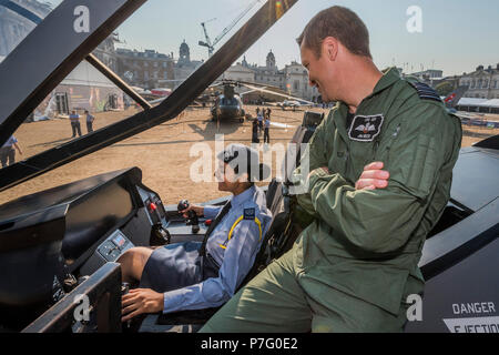 London, Großbritannien. 6. Juli 2018. Cadet CWO Shiva Bersavel und Grp Cpt Jim Beck auf der F35-B Blitz II Großbritannien neue, hochmoderne stealth Kampfflugzeug-RAF 100, Horse Guards Parade. Im Rahmen der 100-Jahr-Feier der Royal Air Force, eine Ausstellung von Flugzeugen, die Geschichte der RAF, aus dem WK1 und WK2 bis in die Moderne. Credit: Guy Bell/Alamy leben Nachrichten Stockfoto