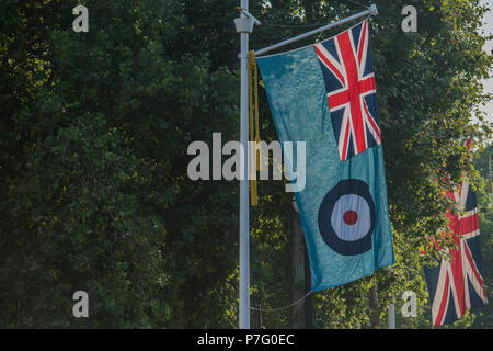 London, Großbritannien. 6. Juli 2018. Flaggen auf der Mall-RAF 100, Horse Guards Parade. Im Rahmen der 100-Jahr-Feier der Royal Air Force, eine Ausstellung von Flugzeugen, die Geschichte der RAF, aus dem WK1 und WK2 bis in die Moderne. Credit: Guy Bell/Alamy leben Nachrichten Stockfoto