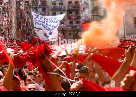 Pamplona, Spanien. Juli 6, 2018 - Ambiente während des ''Chupinazo'', des San Fermin in Pamplona, Spanien, 6. Juli 2018. Credit: Oscar J. Barroso/AFP 7/ZUMA Draht/Alamy leben Nachrichten Stockfoto