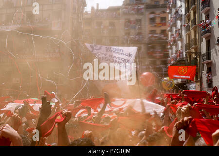 Pamplona, Spanien. Juli 6, 2018 - Ambiente während des ''Chupinazo'', des San Fermin in Pamplona, Spanien, 6. Juli 2018. Credit: Oscar J. Barroso/AFP 7/ZUMA Draht/Alamy leben Nachrichten Stockfoto