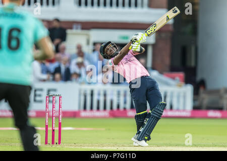 London, Großbritannien. 5. Juli, 2018. Dwayne Bravo schlagen für Middlesex gegen Surrey in der Vitalität Blast T20 Cricket Match an den Lords. David Rowe/Alamy leben Nachrichten Stockfoto