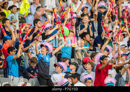 London, Großbritannien. 5. Juli, 2018. Ein in der Nähe Kapazität Masse an den Lords, einschließlich einer großen Zahl von Jugendlichen genossen eine heisse Sommer Abend des Krickets. Die Menge sang "it's Coming-home' in Bezug auf Englands aktuelle Fußball-WM acheivments. Middlesex v Surrey in der Vitalität Blast T20 Cricket Match an den Lords. David Rowe/Alamy leben Nachrichten Stockfoto