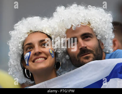 Nischni Nowgorod, Russland. 6. Juli, 2018. Fans sind vor der 2018 FIFA WM-Quartal-Finale zwischen Uruguay und Frankreich in Nischni Nowgorod, Russland, 6. Juli 2018. Credit: Chen Cheng/Xinhua/Alamy leben Nachrichten Stockfoto