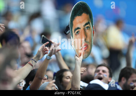 Nischni Nowgorod, Russland. 6. Juli, 2018. Fans von Uruguay jubeln vor der 2018 FIFA World Cup Viertelfinale zwischen Uruguay und Frankreich in Nischni Nowgorod, Russland, 6. Juli 2018. Credit: Fei Maohua/Xinhua/Alamy leben Nachrichten Stockfoto
