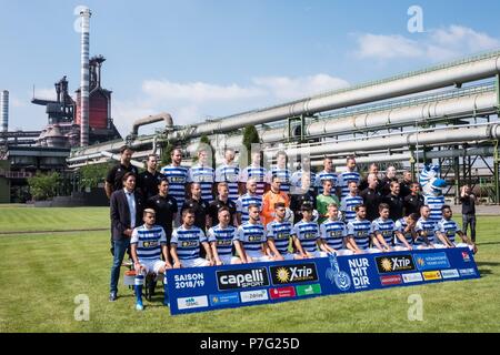 Duisburg, Deutschland. 06. Juli 2018. firo: 06.07.2018, Fußball, 2.Bundesliga, Saison 2018/2019, MSV Duisburg, Fotosession, Porträt, Team, Team, Teasmfoto, team Foto, thyssenkrupp Steel Europe AG, Hochofen 8, teamfoto vor Industriekulisse | Verwendung der weltweiten Kredit: dpa/Alamy leben Nachrichten Stockfoto