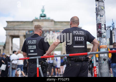 Deutschland, Berlin. 6. Juli, 2018. Die Polizei kann am public viewing Veranstaltungsort während des Spiels zwischen Frankreich und Uruguay gesehen werden. Quelle: Jörg Carstensen/dpa/Alamy leben Nachrichten Stockfoto