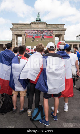 Deutschland, Berlin. 6. Juli, 2018. Die Anhänger der französischen Mannschaft können im public viewing Veranstaltungsort während des Spiels zwischen Frankreich und Uruguay gesehen werden. Quelle: Jörg Carstensen/dpa/Alamy leben Nachrichten Stockfoto