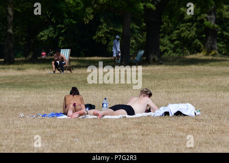 London, Großbritannien. 6. Juli 2018. Menschen Sonnen am Hype Park in London am 6. Juli 2018 während eines Wochenendes Hitzewelle im Vereinigten Königreich. Bild Capital/Alamy leben Nachrichten Stockfoto