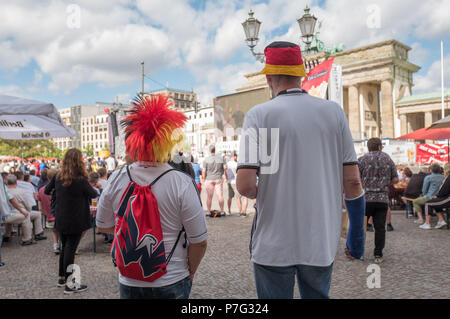 Deutschland, Berlin. 6. Juli, 2018. Fans von Deutschland kann an der public viewing Veranstaltungsort während der viertelfinalegleichen zwischen Frankreich und Uruguay gesehen werden. Quelle: Jörg Carstensen/dpa/Alamy leben Nachrichten Stockfoto