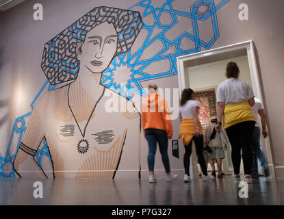 Deutschland, Berlin. 6. Juli, 2018. Besucher stehen im Abschnitt für Islamische Kunst im Pergamonmuseum, an einem Arbeit den Blick von der Berliner Band Kunst Crew 'BAND'. Auf der Grundlage der Fresko 'Dame im Badeschloss' aus dem baden Palace Amra Künstlern eine Rauminstallation Kunstwerk mit Band, die bis zum 12. August gesehen werden können erstellt haben. Credit: Paul Zinken/dpa/Alamy leben Nachrichten Stockfoto