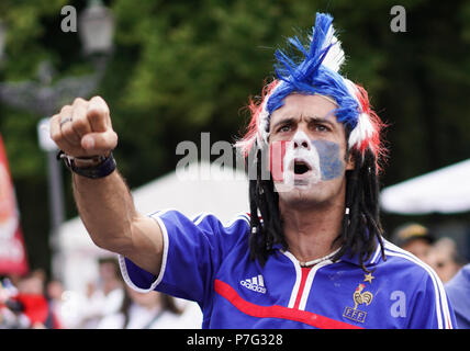 Deutschland, Berlin. 6. Juli, 2018. Ein Fan des französischen Teams können im public viewing Veranstaltungsort während des Spiels zwischen Frankreich und Uruguay gesehen werden. Quelle: Jörg Carstensen/dpa/Alamy leben Nachrichten Stockfoto