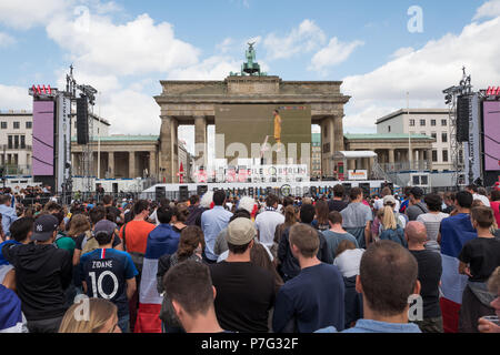 Deutschland, Berlin. 6. Juli, 2018. Die verhaltene Publikum bei den Public Viewing Veranstaltungsort während der viertelfinalegleichen zwischen Frankreich und Uruguay. Quelle: Jörg Carstensen/dpa/Alamy leben Nachrichten Stockfoto