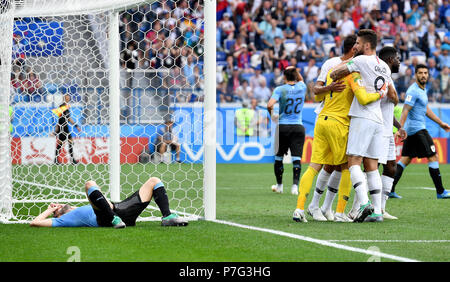 Nischni Nowgorod, Russland. 6. Juli, 2018. Diego Godin (L) von Uruguay liegt auf die Tonhöhe während der 2018 FIFA World Cup Viertelfinale zwischen Uruguay und Frankreich in Nischni Nowgorod, Russland, 6. Juli 2018. Credit: Chen Cheng/Xinhua/Alamy leben Nachrichten Stockfoto