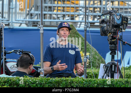 Las Vegas, NV, USA. 6. Juli, 2018. Travis Pastrana Bänder Segment auf dem Las Vegas Strip vor seinem Evel Knievel springen Versuchen auf Las Vegas am Caesars in Las Vegas, NV am 6. Juli 2018. Credit: Damairs Carter/Medien Punch/Alamy leben Nachrichten Stockfoto