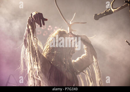 Roskilde, Dänemark. 6. Juli 2018. Die Internationale alternative metal band Heilung führt ein Live Konzert in während der dänischen Musik Festival Roskilde Festival 2018. (Foto: Gonzales Foto - Peter Troest). Credit: Gonzales Foto/Alamy leben Nachrichten Stockfoto