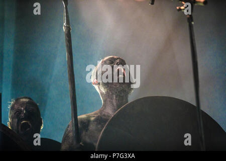 Roskilde, Dänemark. 6. Juli 2018. Die Internationale alternative metal band Heilung führt ein Live Konzert in während der dänischen Musik Festival Roskilde Festival 2018. (Foto: Gonzales Foto - Peter Troest). Credit: Gonzales Foto/Alamy leben Nachrichten Stockfoto