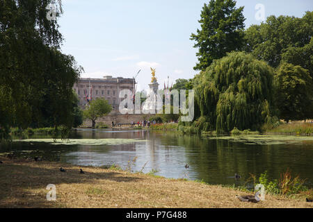 London, Großbritannien, 6. Juli 2018, blauer Himmel im Zentrum Londons, wie das Wetter ist heiß und sonnig für die absehbare Zukunft so weit ist dies der heißeste Sommer seit 1976 © Keith Larby/Alamy leben Nachrichten Stockfoto