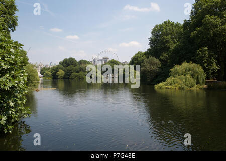 London, Großbritannien, 6. Juli 2018, blauer Himmel im Zentrum Londons, wie das Wetter ist heiß und sonnig für die absehbare Zukunft so weit ist dies der heißeste Sommer seit 1976 © Keith Larby/Alamy leben Nachrichten Stockfoto