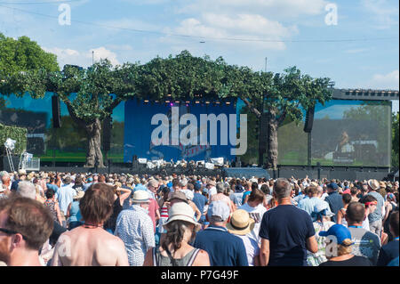 Hyde Park, London, Vereinigtes Königreich. 6. Juli 2018. Fans genießen das sonnige Wetter am Tag 1 der Barclaycard präsentiert Britische Sommerzeit im Hyde Park. Michael Tubi/Alamy leben Nachrichten Stockfoto